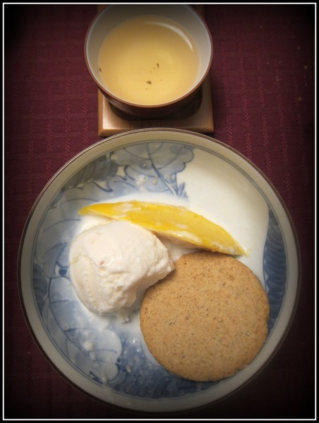 Ice cream, mango and cookie to pair with unknown but delicious oolong. 