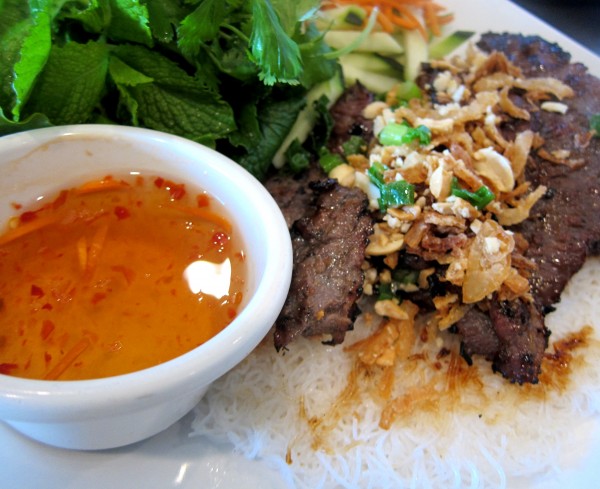 Banh hoi - thin rice noodle mesh with lemongrass grilled beef 